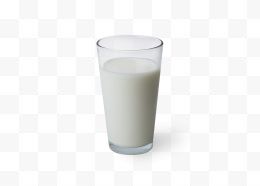 玻璃杯里的一杯牛奶