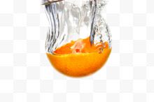 掉入水中的橙子
