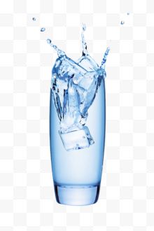 玻璃杯中的冰水