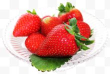 在一盘草莓
