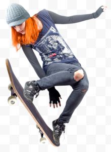 年轻滑板者女人跳